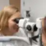Pacientės akių patikrinimas naudojant oftalmologinę diagnostikos įrangą