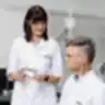 Moteris optometrininkė ir vyras oftalmologas