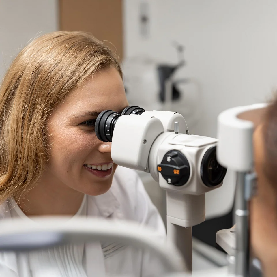 Pacientės akių patikrinimas naudojant oftalmologinę diagnostikos įrangą