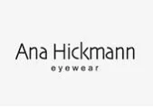 Juodas tekstas baltame fone: "Ana Hickmann eyewear", o virš mažesnio žodžio "eyewear" dideliu šriftu parašyta "Ana Hickmann".