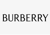Paveikslėlyje pavaizduotas BURBERRY logotipas juodomis didžiosiomis serifo raidėmis šviesiai pilkame fone.