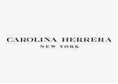Paveikslėlyje pavaizduotas "Carolina Herrera" logotipas, kuriame didžiosiomis juodomis serifo raidėmis užrašyta CAROLINA HERRERA, o žemiau mažesnėmis didžiosiomis raidėmis užrašytas NEW YORK, centruotas šviesiame fone.