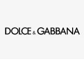 Paveikslėlyje vaizduojamas "Dolce & Gabbana" logotipas juodomis, paryškintomis didžiosiomis raidėmis vienspalviame baltame fone.