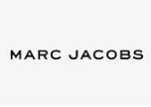 Paveikslėlyje vaizduojami žodžiai MARC JACOBS paryškintomis juodomis didžiosiomis raidėmis vienspalviame baltame fone.