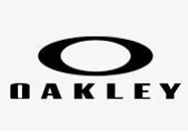 Juodos spalvos "Oakley" logotipas su ryškia, ovalia O raidės forma virš stilizuotomis didžiosiomis raidėmis užrašyto žodžio OAKLEY baltame fone.